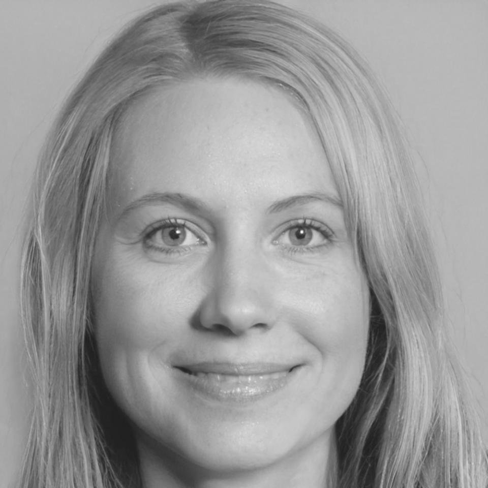 Dr. Sarah Weber, Dozentin für Finanzanalyse